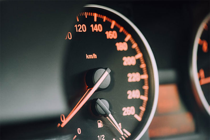 der Kilometerzähler des Autos