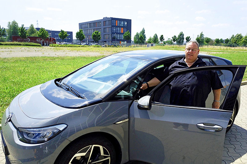 Der Testfahrer steigt ins Auto ein.