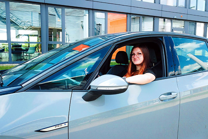 Die Testfahrerin im Auto