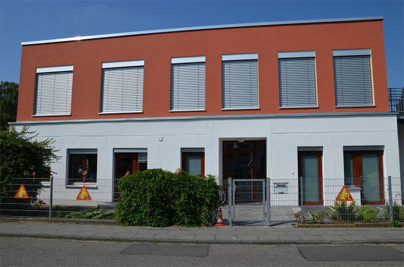 Frontalansicht der Fassade des Kindergartens