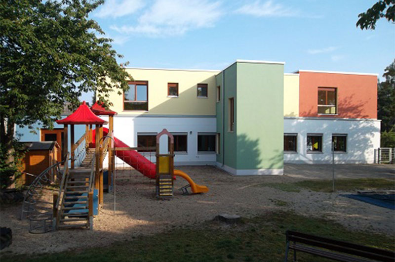Der Kindergarten und der Hof mit dem Spielplatz