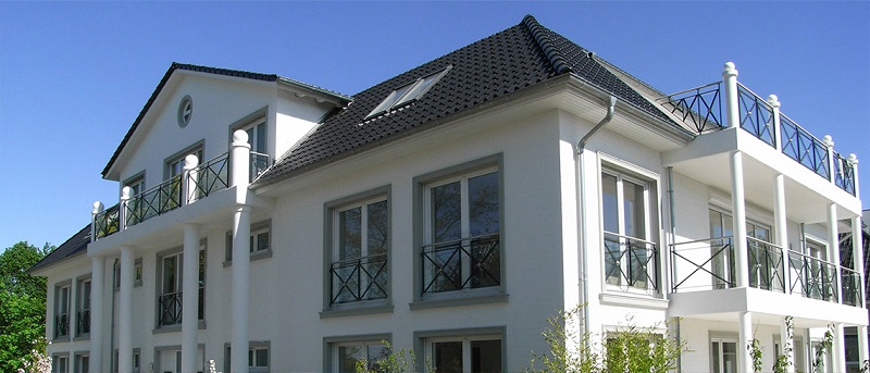 großes weißes Gebäude