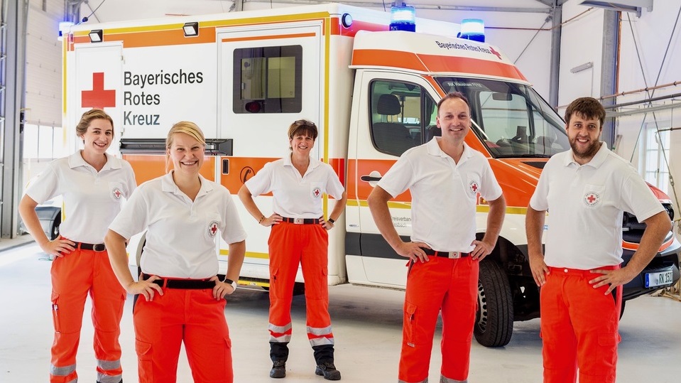 Teammitglieder neben einem Krankenwagen