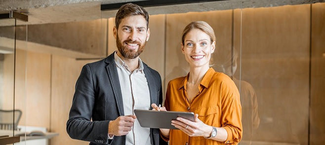 Frau und Mann lachen