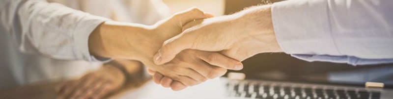 Menschen schütteln sich die Hände