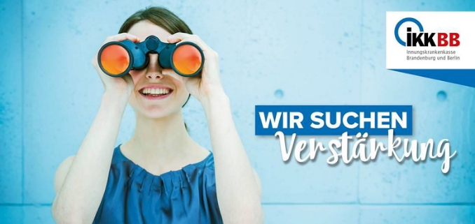 Frau, die mit einem Fernglas schaut - IKK Brandenburg und Berlin - WIR SUCHEN Verstärkung