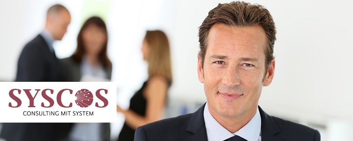 Teamleiter mit Team im Hintergrund