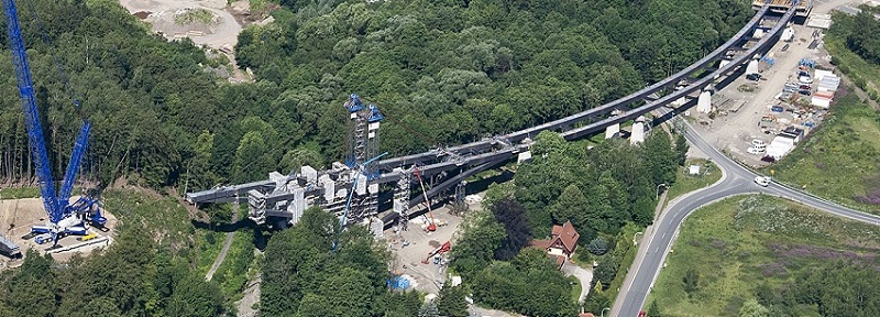 Blick auf einer Brückenbaustelle aus der Luft.