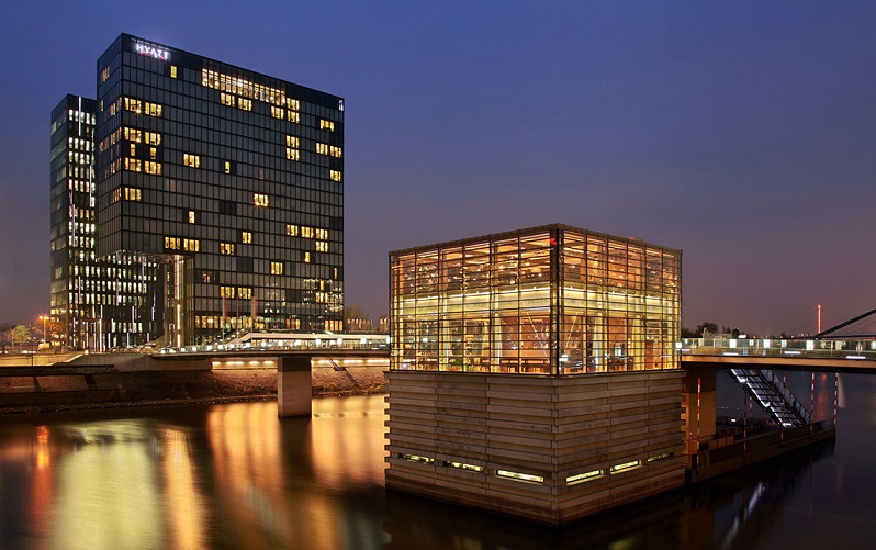 die Gebäude mit Lichtern, die nachts gesehen werden