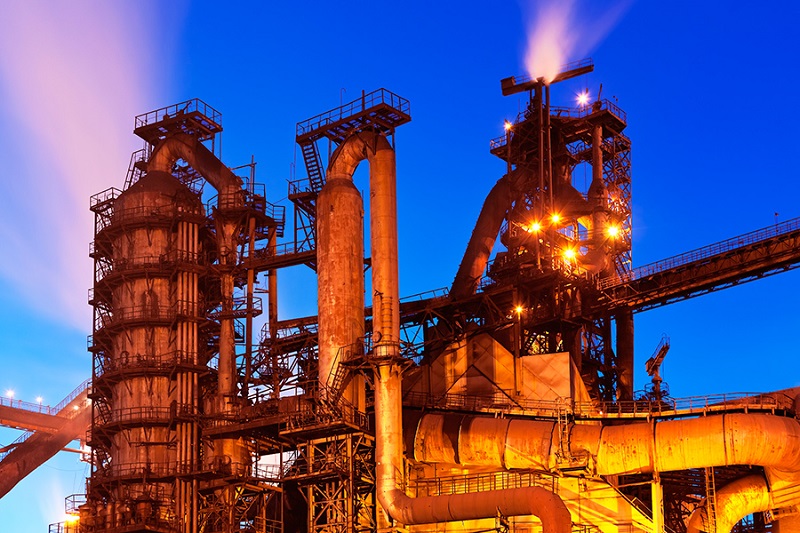 Industrieunternehmen in der Nacht gesehen