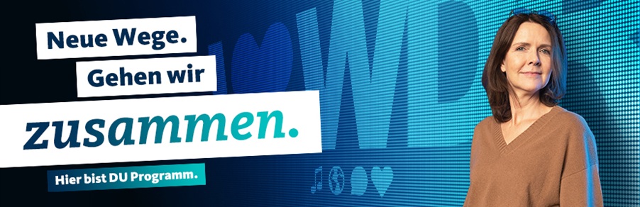 Frau steht vor digitalem Hintergrund mit dem Text: Neue Wege. Gehen wir zusammen. Hier bist DU Programm.