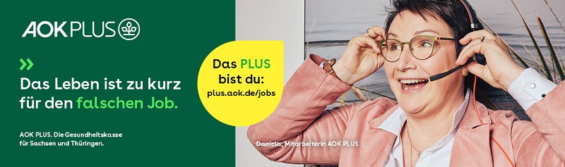Frau mit Headset, lächelnd. - AOK PLUS - Nicht krumm machen, sondern für die Gesellschaft gerade.