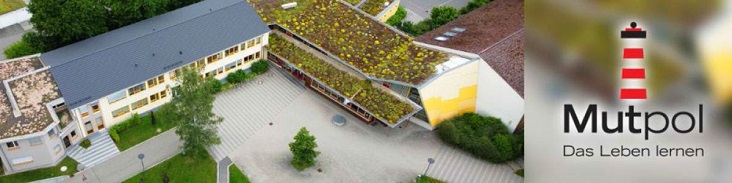 Schulgebäude mit begrüntem Dach. - Mutpol