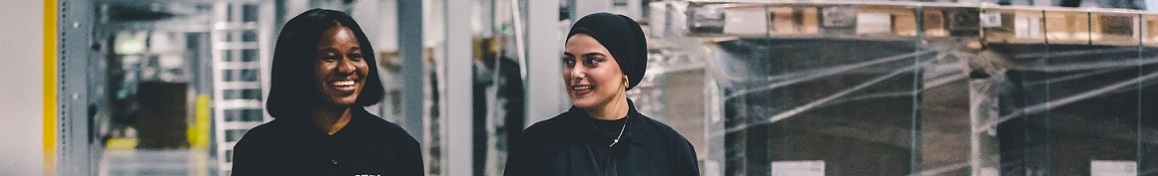 Zwei Frauen Lachen Zusammen