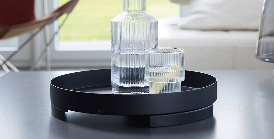 Glaskaraffe und Glas auf Tablett