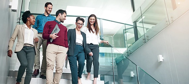 Gruppe von Menschen, die die Treppe hinuntersteigen