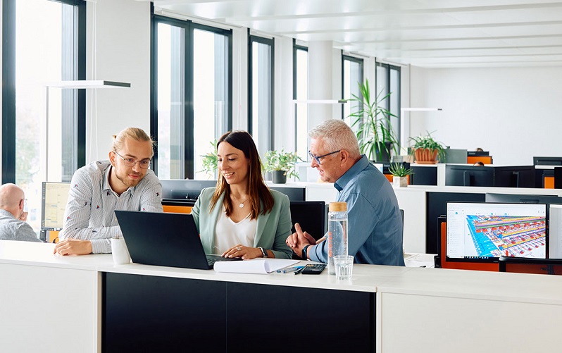 Teammitglieder im Büro