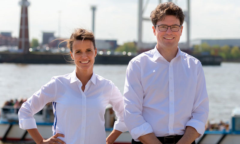Zwei Personen am Hafen