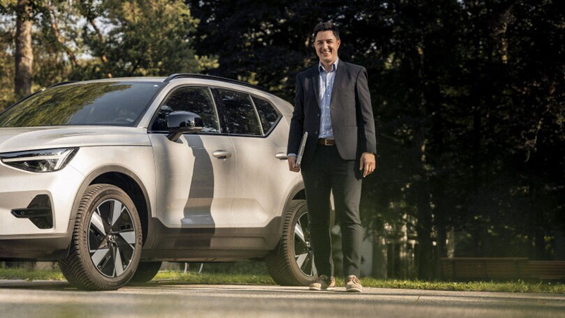 Mann beim Auto
