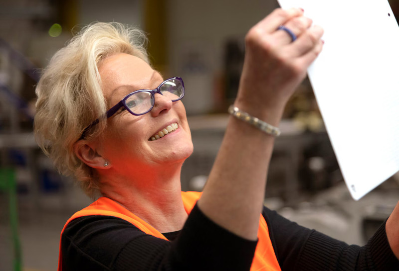 Frau schaut auf ein Blatt Papier
