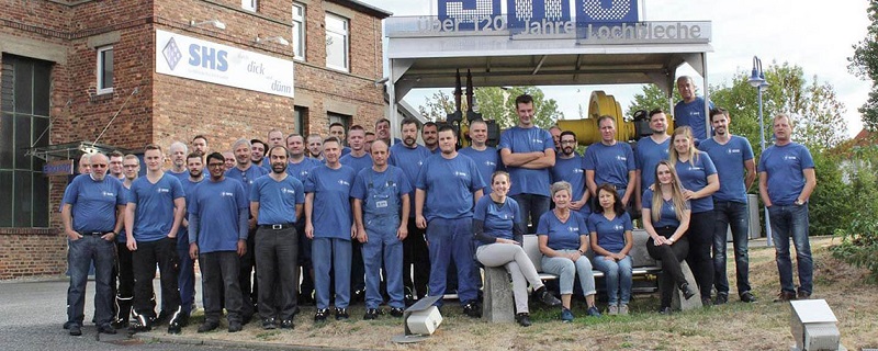 Gruppenfoto vor Firmengebäude