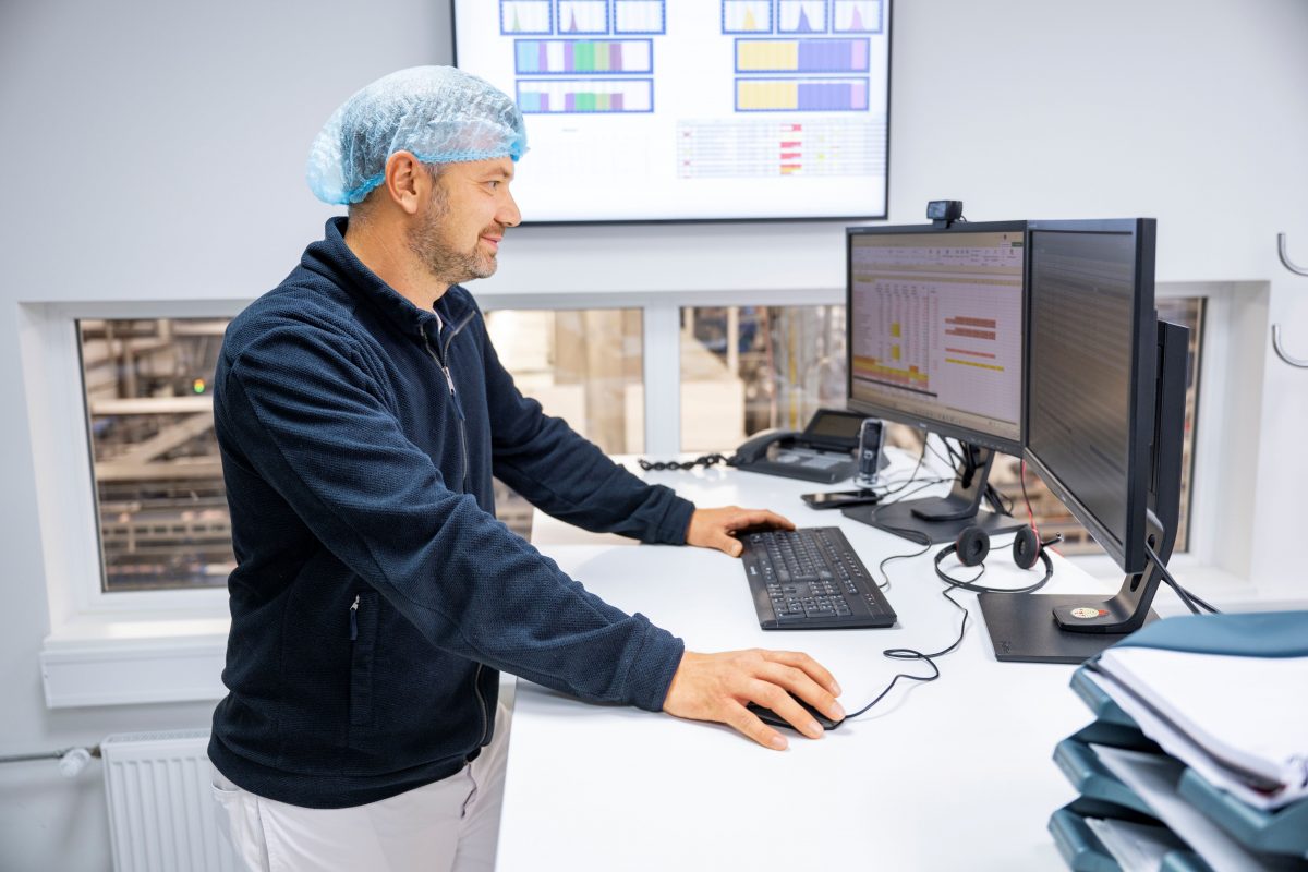 Ein Mann arbeitet mit einem Computer
