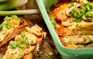 Ofengericht mit Gemüse, Pilzen und Fleisch