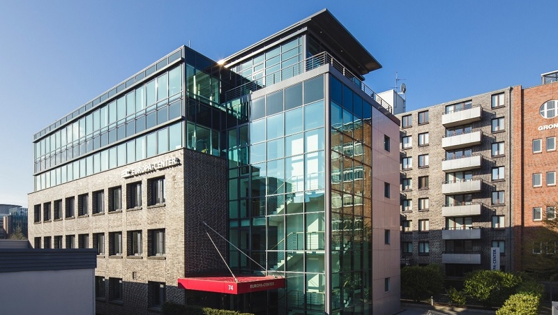 Modernes Bürogebäude mit Glasfassade.