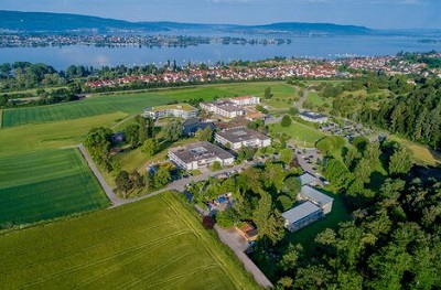 Grünfläche mit See