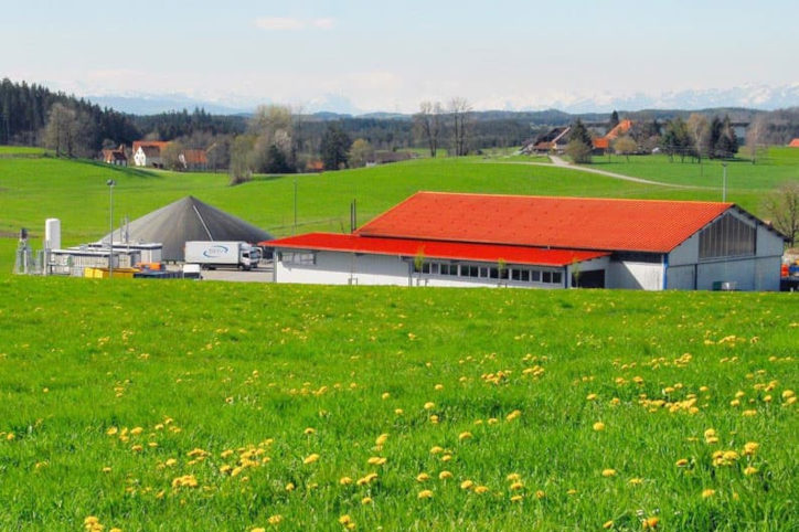 Gebäude in einem malerischen Feld