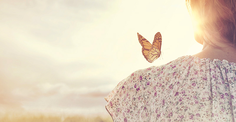 Frau und Schmetterling