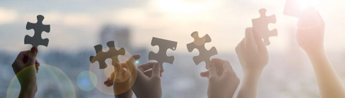 Puzzleteile in den Händen