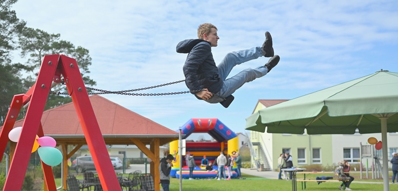 Junge schaukelt auf Spielplatz
