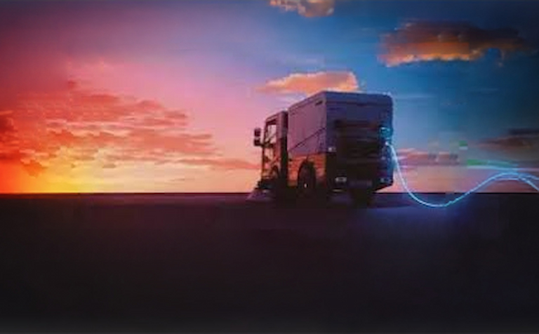 Elektro-Lkw bei Sonnenuntergang.