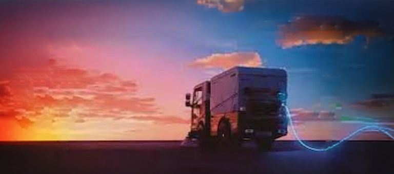 Elektro-Lkw bei Sonnenuntergang.