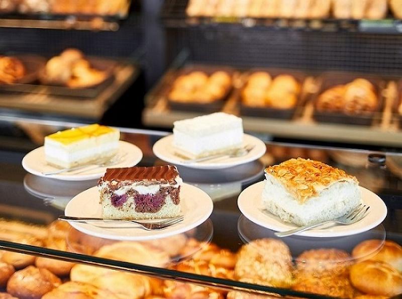 Verschiedene Kuchenstücke in Bäckerei