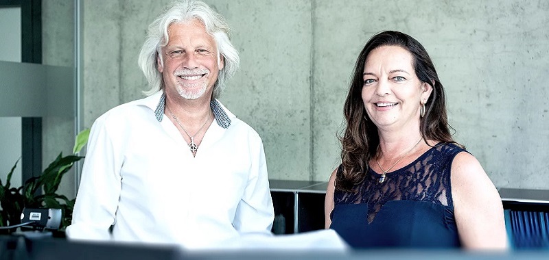 Mann und Frau lächelnd