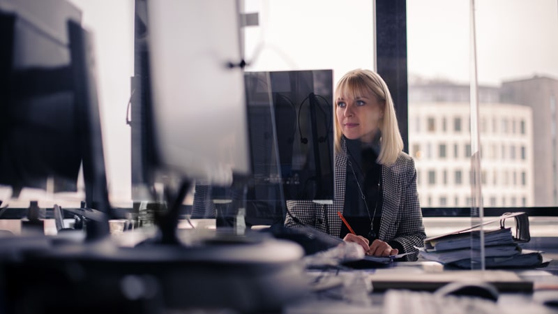 Die Frau arbeitet im Büro