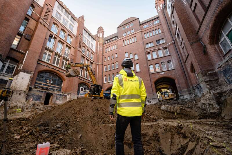 Mann auf Baustelle