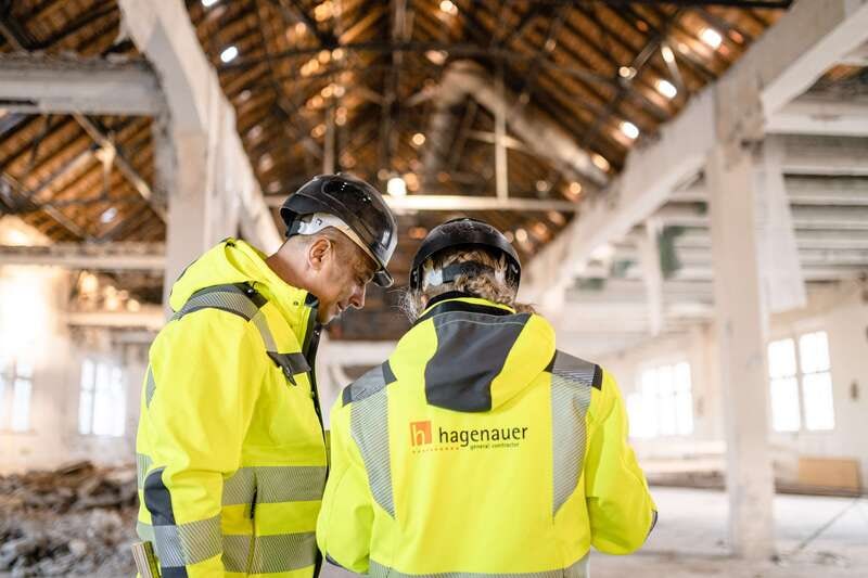 Zwei Männer auf Baustelle