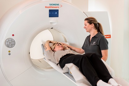 Patientin vor CT-Gerät.