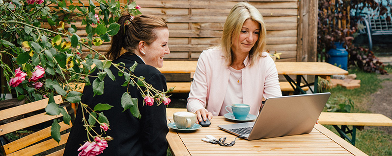 zwei Frauen schauen auf den Laptop