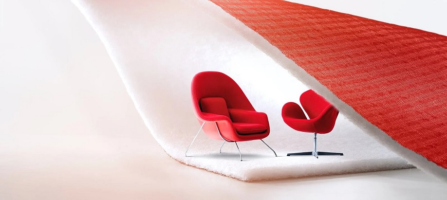 Rote Designerstühle unter Stoff
