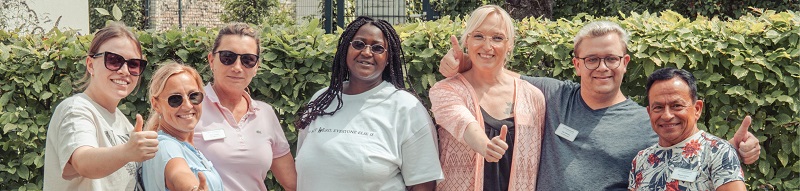 Gruppe lächelnder Menschen draußen