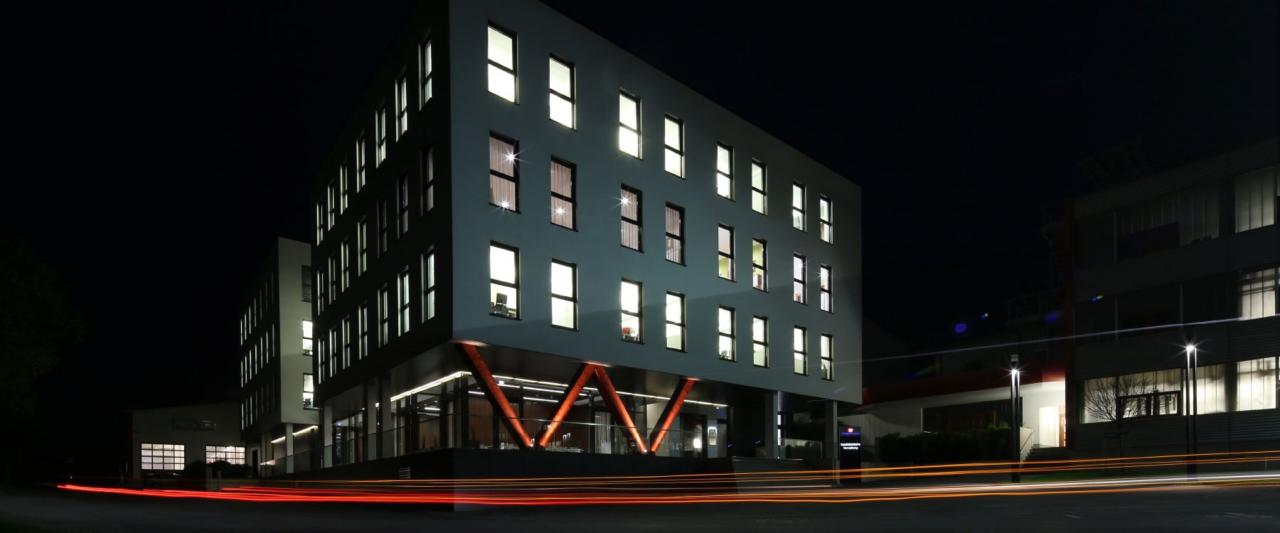 Gebäude mit vielen Fenstern