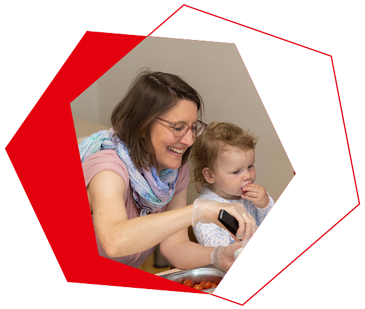 Mutter und Kind essend