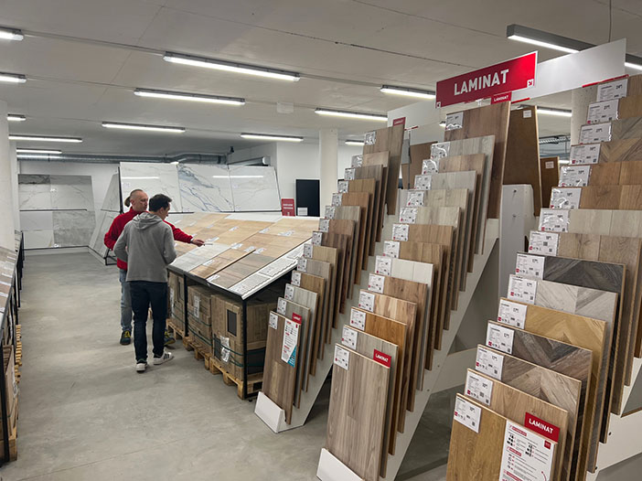 Verkäufer und Kunde in einem Bodenladen
