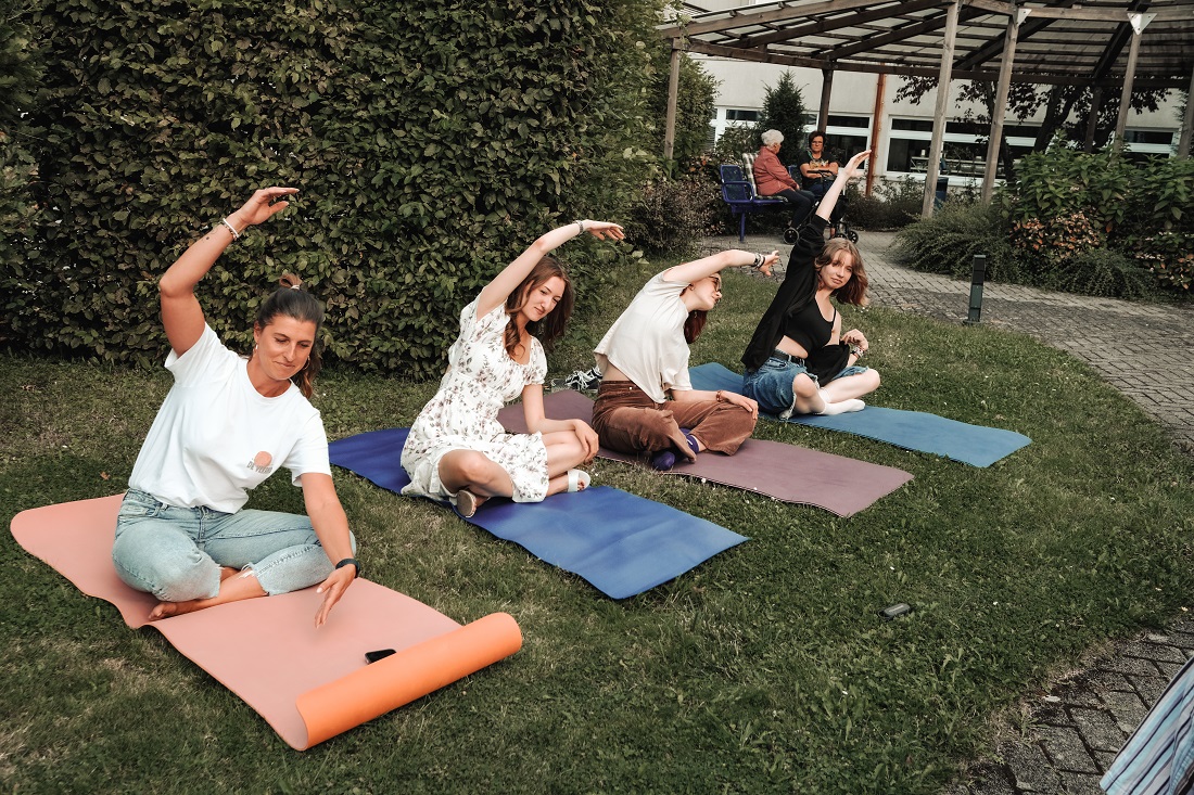 Mädchen beim Yoga