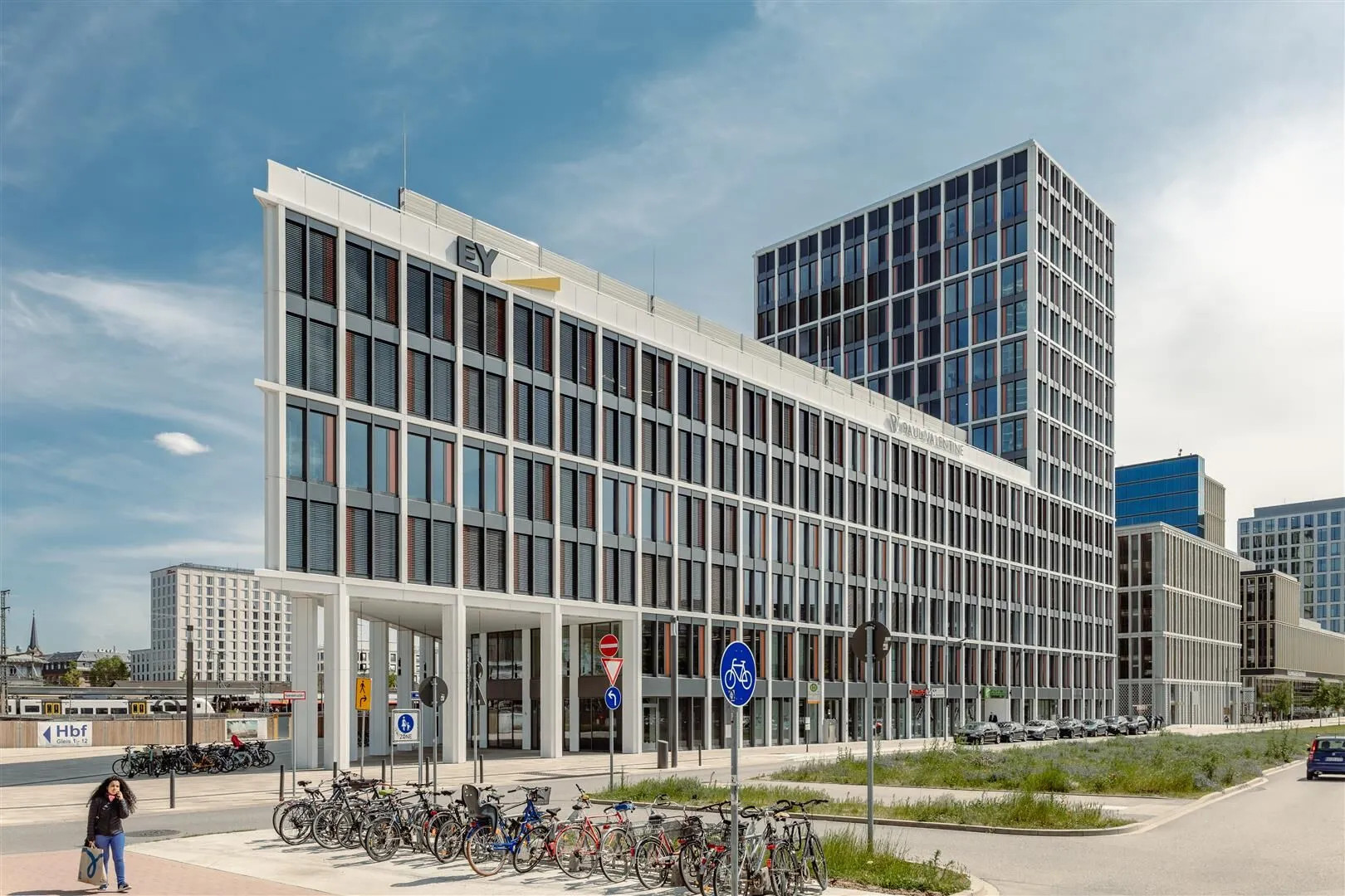 Moderne Bürogebäude mit Fahrrädern