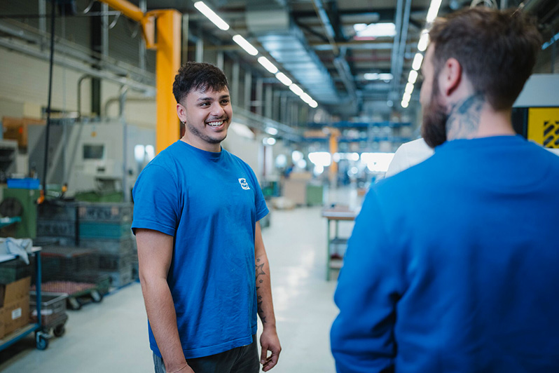 Zwei Arbeiter in einer Fabrik